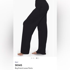 Skims pants black.